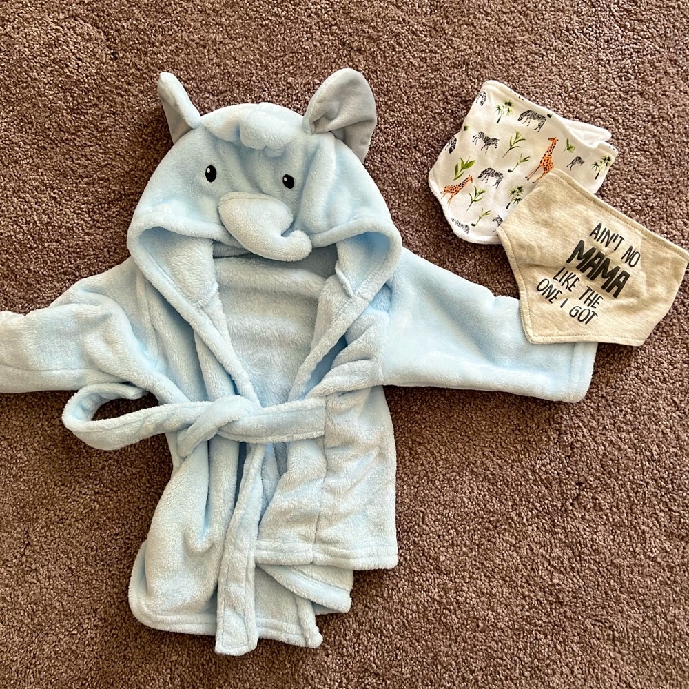Bundle bath robe and 2 bandana bibs